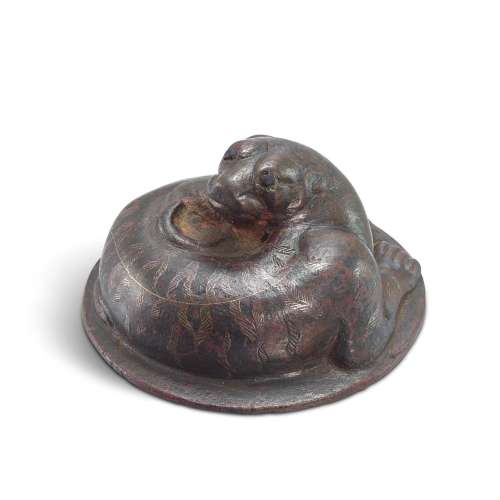 <br />
A silver-inlaid bronze 'tiger' weight, Han dynasty 漢...