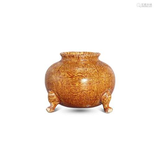 <br />
An amber-glazed marbled tripod jar, Tang dynasty 唐 琥...