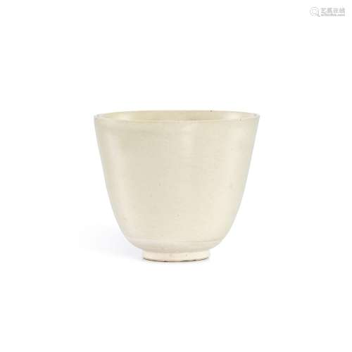 <br />
A white-glazed cup, Tang dynasty 唐 白釉盃