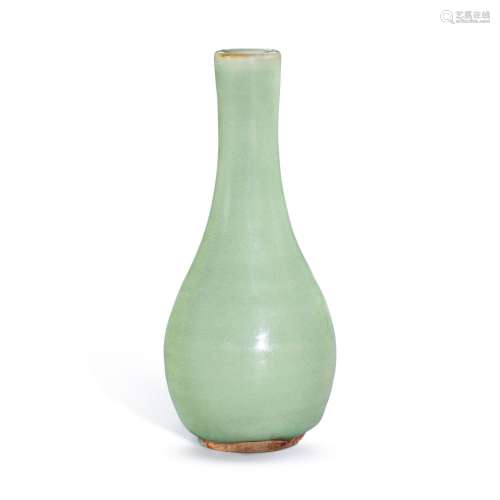 <br />
A small Longquan celadon vase, Yuan dynasty 元 龍泉青...