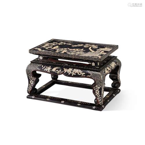 <br />
A small mother-of-pearl-inlaid black lacquer 'figures...