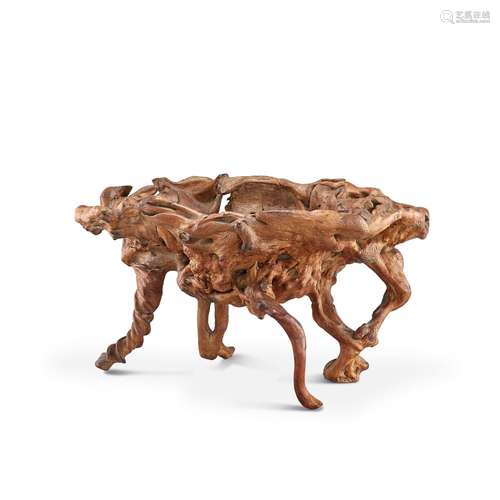 <br />
A burlwood root stand, Qing dynasty 清 根瘤座