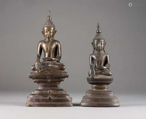 铜佛坐像 （两件）<br />
缅甸