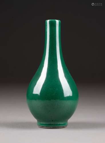 绿釉小胆瓶<br />
中国<br />
有使用痕迹及小损伤。高16.2 cm。