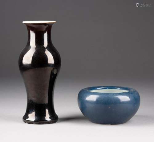 黑釉小瓶及蓝釉钵式洗 （两件）<br />
中国