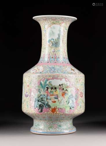 粉彩开光人物纹花瓶<br />
中国<br />
有使用痕迹。高47.8 cm。