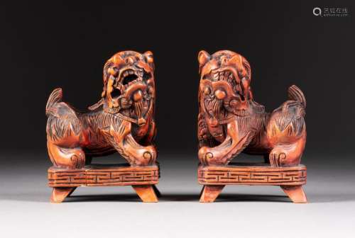 木雕狮子 （一对）<br />
中国<br />
有老化痕迹及损伤。高约10 cm。