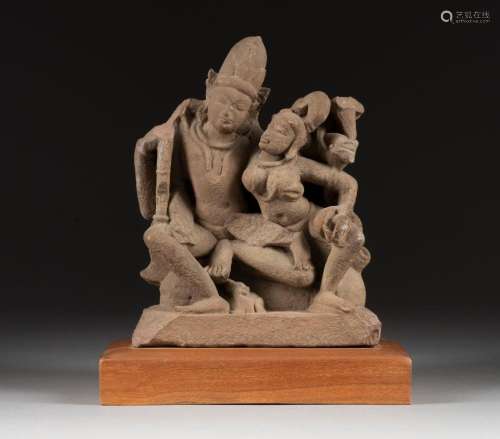 石雕湿婆及雪山神女像<br />
印度<br />
石雕有木质底座。高约28 ...