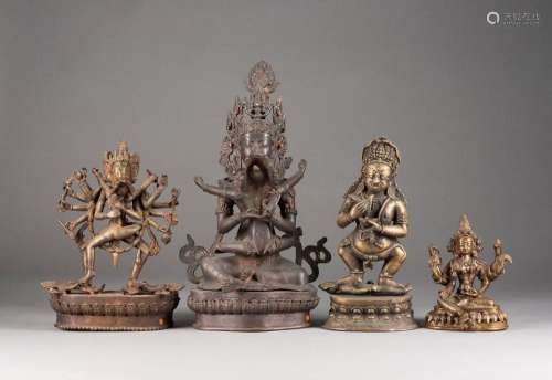 铜佛像一组（五件）<br />
尼泊尔/西藏<br />
包括尼泊尔及西藏财续...