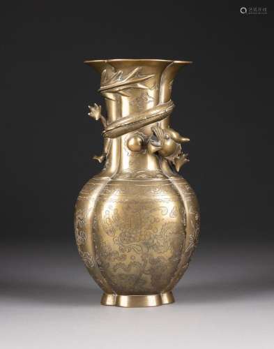 黄铜花瓶<br />
中国<br />
有使用痕迹。高24.8 cm。