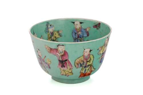 A CHINESE FAMILLE ROSE TURQUOISE PORCELAIN BOWL