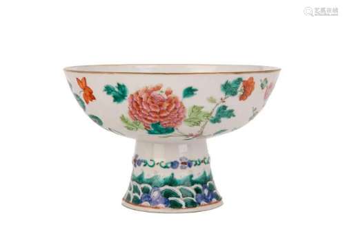 A CHINESE FAMILLE ROSE PORCELAIN FOOTED BOWL