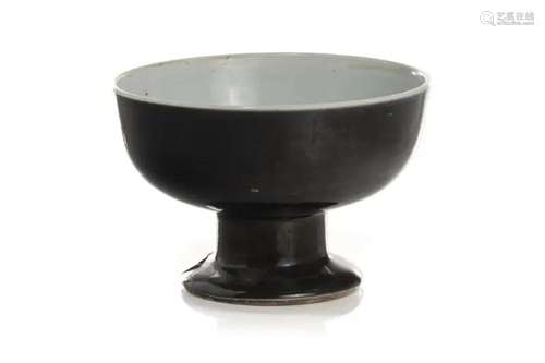 A CHINESE BLACK GLAZE PORCELAIN FOOTED BOWL