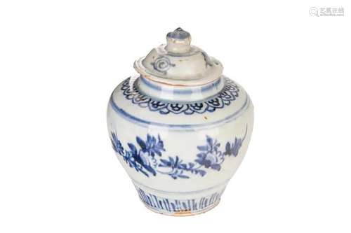 A CHINESE MING DYNASTY BLUE & WHITE PORCELAIN JAR