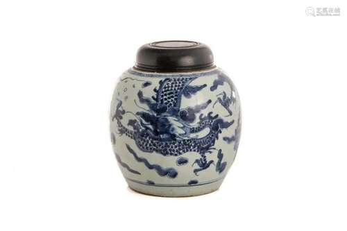 A CHINESE BLUE & WHITE PORCELAIN JAR W/ WOOD LID