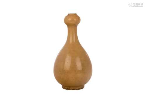 A CHINESE LONGQUAN YELLOW-GLAZED GARLIC MOUTH VASE