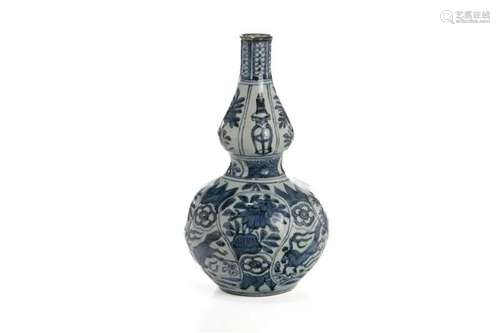 A CHINESE BLUE & WHITE DOUBLE GOURD PORCELAIN VASE