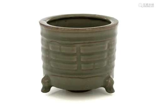 A CHINESE LONGQUAN CELADON PORCELAIN TRIPOD CENSER