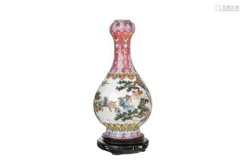 A CHINESE FAMILLE ROSE PORCELAIN VASE WITH STAND