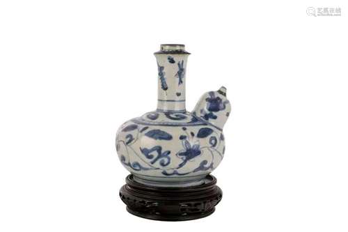 A CHINESE BLUE AND WHITE PORCELAIN KENDI