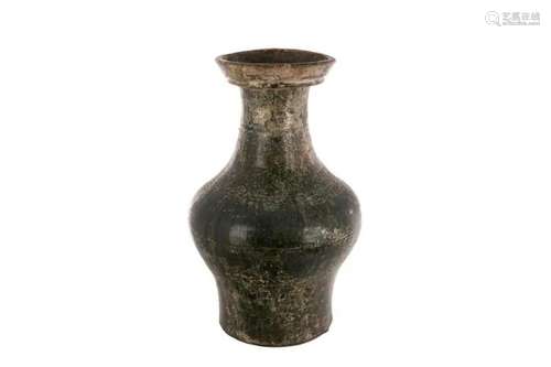 A CHINESE HAN DYNASTY GREEN GLAZE POTTERY VASE