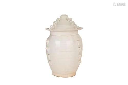 A CHINESE YINGQING GLAZE PORCELAIN LIDDED JAR