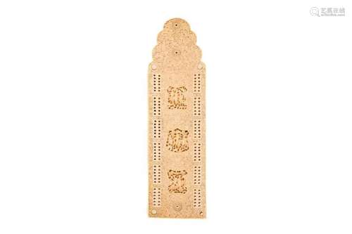 A CHINESE NATURAL CARVED CRIBBAGE BOARD