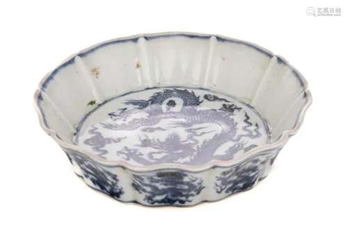 A CHINESE BLUE AND WHITE PORCELAIN DRAGON DISH