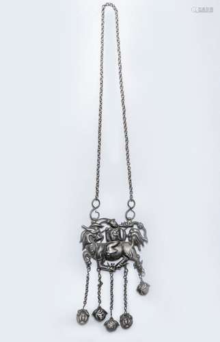 A CHINESE SILVER NECKLACE, LATE QING DYNASTY, 19TH/20TH CENT...