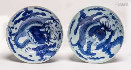 A PAIR OF CHINESE BLUE AND WHITE DRAGON BOWLS, EARLY QING DY...