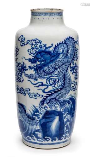 A LARGE CHINESE BLUE AND WHITE \'DRAGON\' VASE,KANGXI SIX-CH...