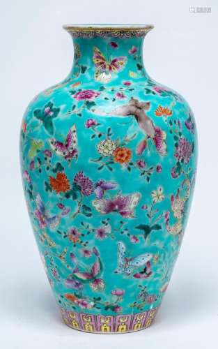 A CHINESE FAMILLE ROSE VASE, QIANLONG MARK, QING DYNASTY (16...