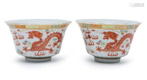 A CHINESE PAIR OF FAMILLE ROSE DRAGON AND PHOENIX CUPS, GUAN...