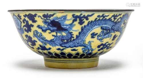 A RARE AND FINE CHINESE YELLOW-GROUND BLUE AND WHITE \'DRAGO...