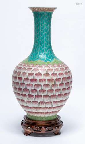 A CHINESE FAMILLE-ROSE VASE, QIANLONG MARK, LATE QING DYNAST...