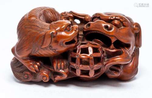 A CHINESE BOXWOOD CARVED A LION WITH CUB 8cm wide