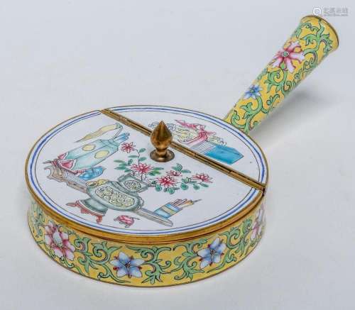 A CHINESE PAINTED ENAMEL HANDLE BOX, QING DYNASTY, 19TH/EARL...