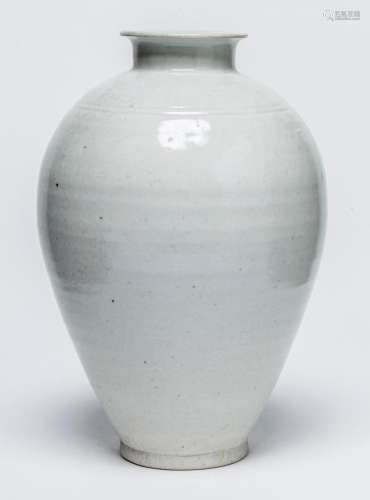 A CHINESE QINGBAI VASE, NORTHERN SONG DYNASTY (960-1127) 25....
