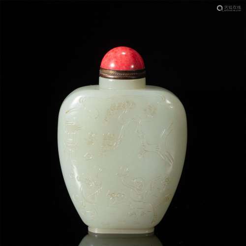 A CHINESE CARVED JADE SNUFF BOTTLE