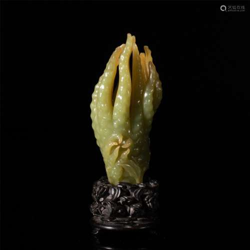 A CHINESE CARVED JADE FINGERED CITRON DECORATION