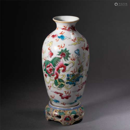 A CHINESE WUCAI GLAZED PORCELAIN VASE AND STAND