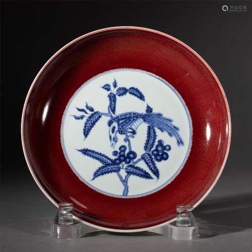 A RED GLAZED BLUE AND WHITE PORCELAIN DISH