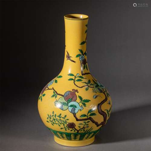 A CHINESE SANCAI GLAZED PORCELAIN VASE