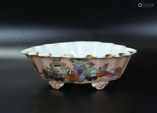 Chinese Scallop Edge Oval Porcelain Planter