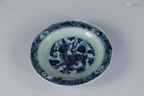 CHINE, début du XVIe siècle. Assiette en porcelaine à d