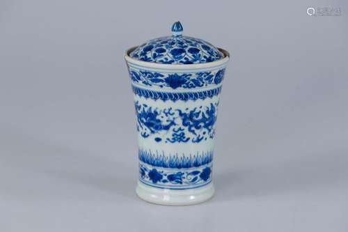 CHINE, Époque Kangxi. Pot couvert en porcelaine de form