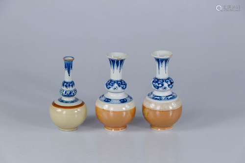 (3) CHINE, Époque Kangxi. Ensemble de trois vases en po