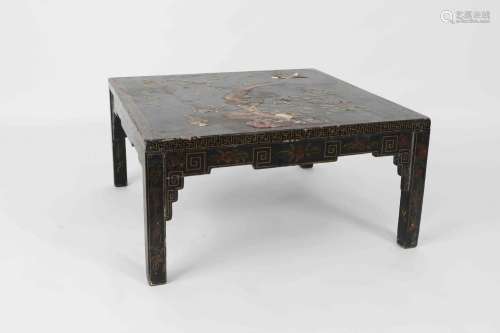 CHINE, XVIIe siècle. Rare table basse en bois laqué de