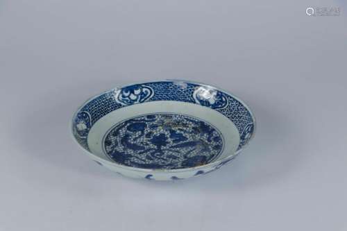 CHINE, XVIIe siècle. Plat en porcelaine bleu blanc à dé
