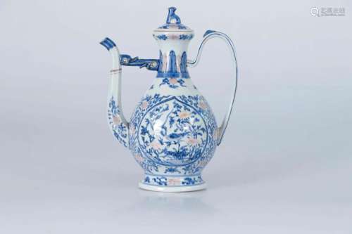 CHINE, XVIIIe siècle. Aiguière en porcelaine. D’influen